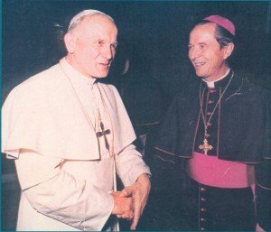 Pope John Paul II (l.), Bishop Remi De Roo (r.).
