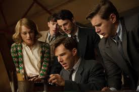 Benedict Cumberbatch (c.) and Kiera Knightly (l.) in The Imitation Game.