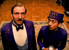 Ralph Fiennes (l.) and Tony Revolori in Grand Budapest Hotel.