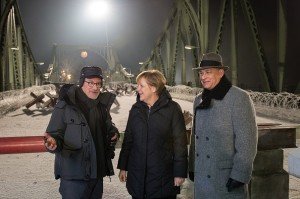 Steven Spielberg (l.), Chancellor Angela Merkel (c.), Tom Hanks (r.).